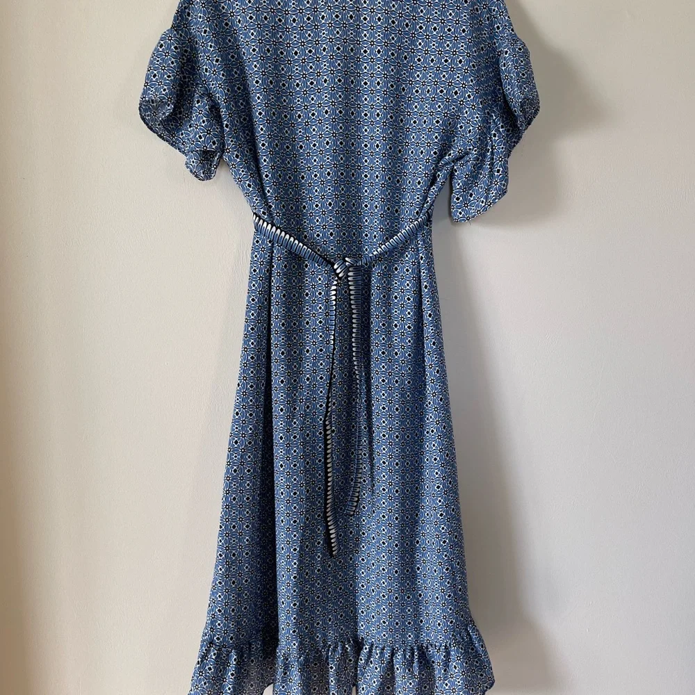 NWT. Blue floral midi dress. Max Studio. Size small. - Picture 4 of 7